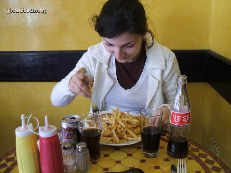 Casablanca, Alexandra delante de un plato de patata