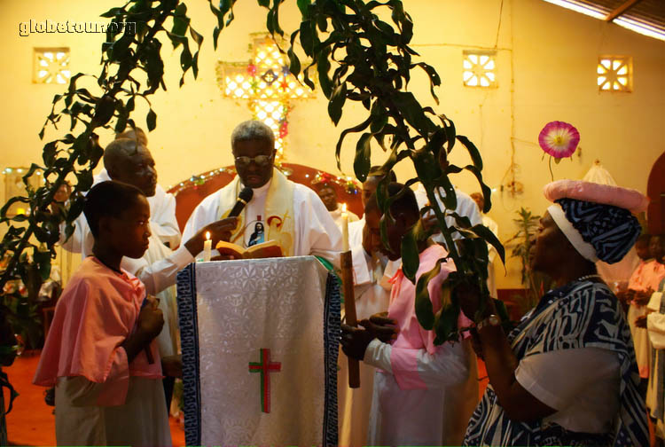 Camerun, Bafang, primera missa del nuevo cura