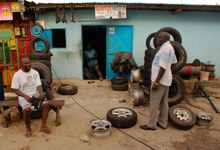 Gabon, Libreville, taller de reparacin de pneumaticos