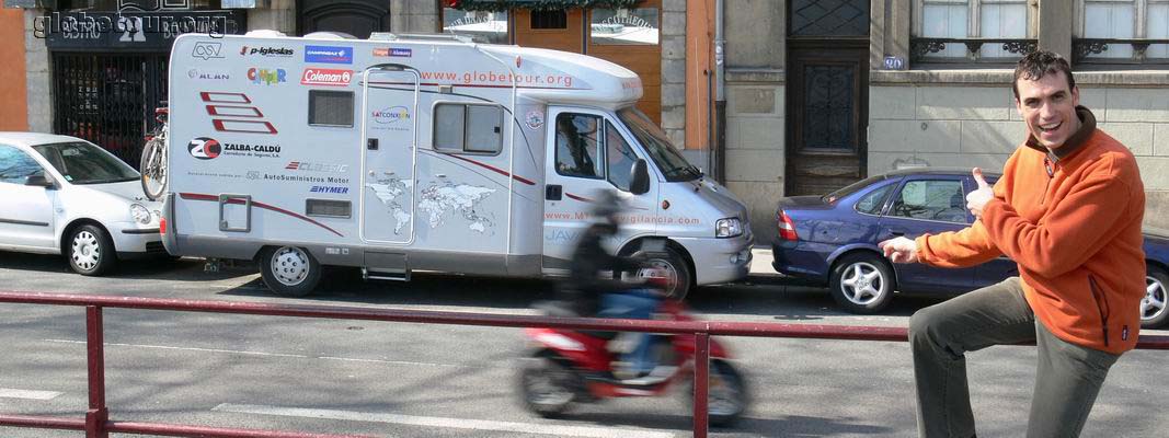 Lyon, celebrant haver aconseguit aparcar lautocaravana.