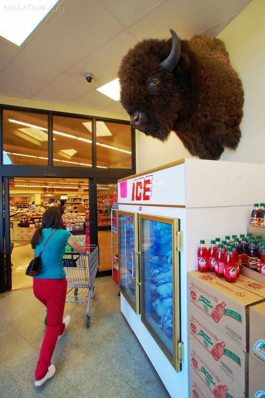 US, Washington, entrance in supermarket in Twisp