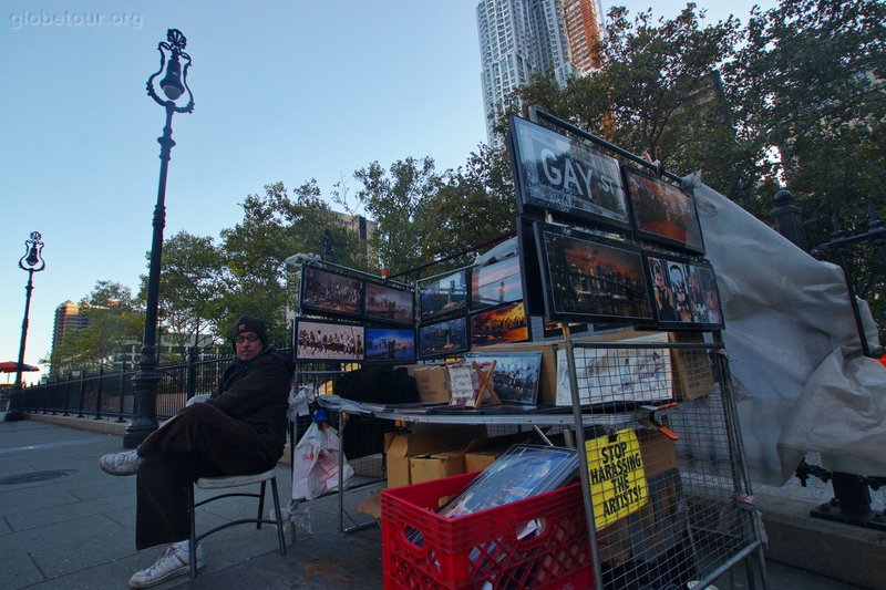 US, New York, Artist at the beggining of brooklyn bridge