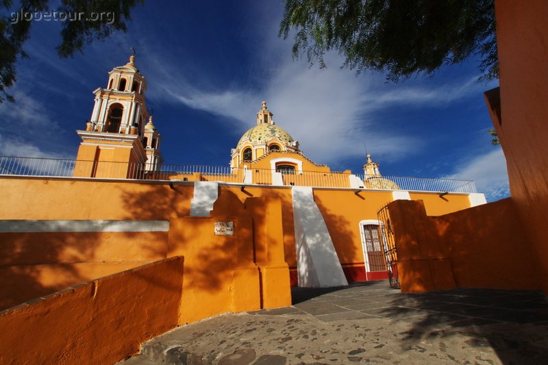 Mexico, Cholula, Iglesia en la cima de la piramide