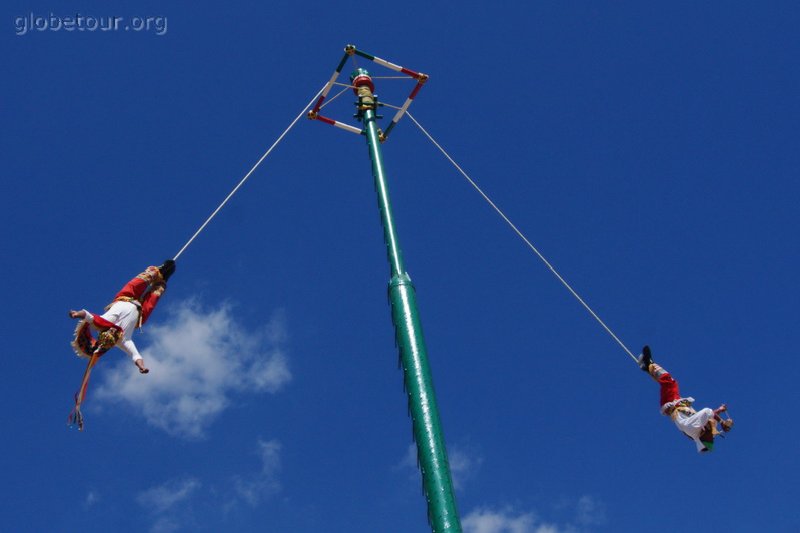 Mexico, Cholula, dos voladores de Papantla.