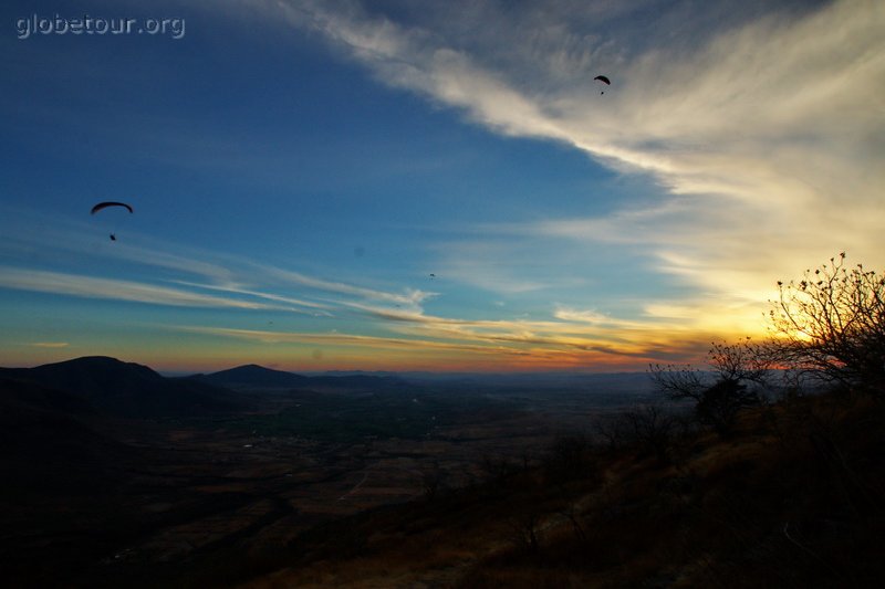 Mexico, montaña con parapentes