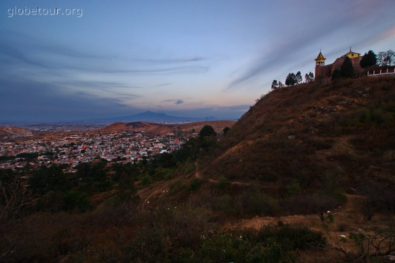 Mexico, vista de Puebla a lo lejos