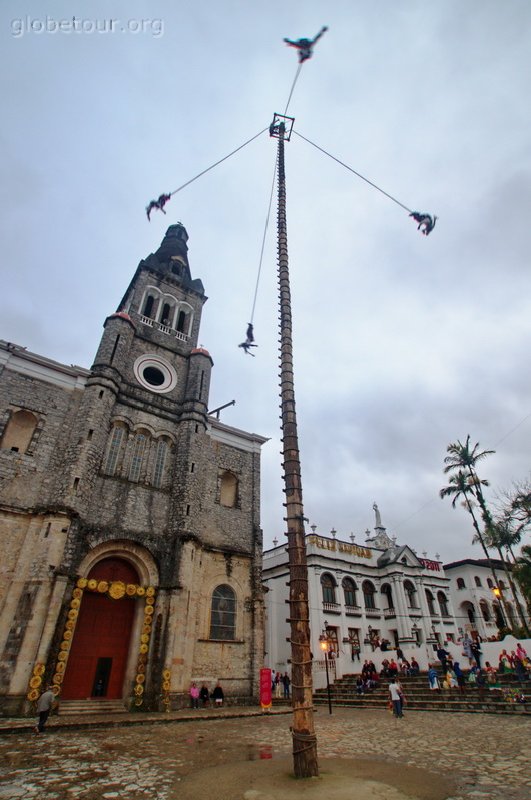 Mexico, Cuetzalan, voladores de Papantla