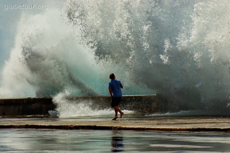 Cuba, la Habana, fuerza del agua en el Malecón