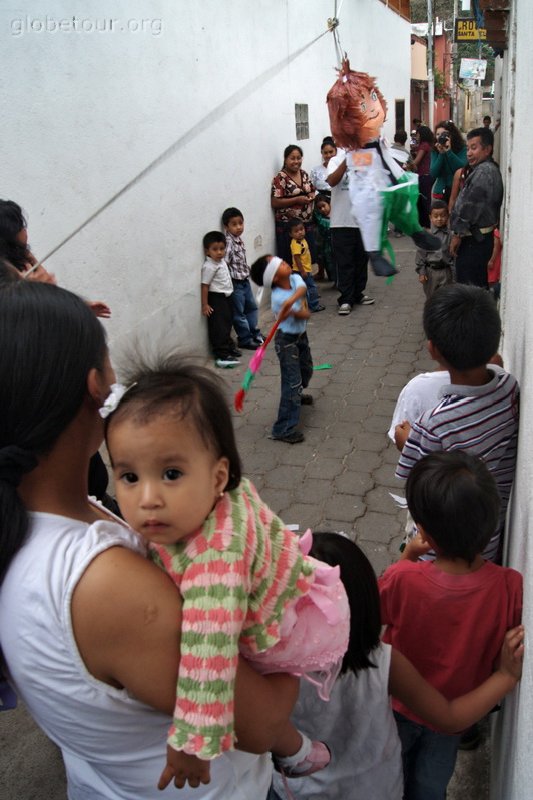 Guatemala, Panajachel, aniversario con piñata.