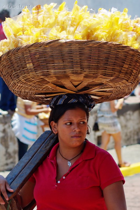  Nicaragua, Leon, mujer vendiendo banano frito.