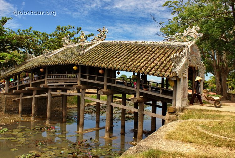 Vietnam, Hue, cobered bridge