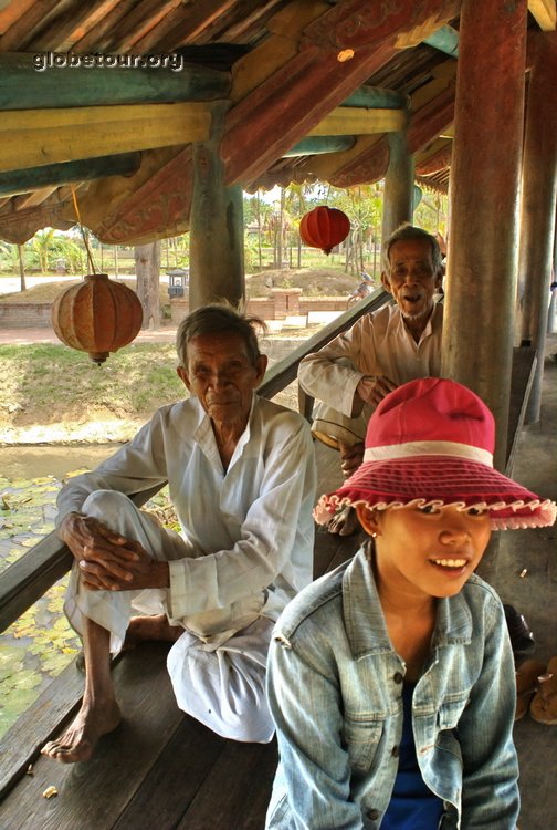 Vietnam, Hue, cobered bridge