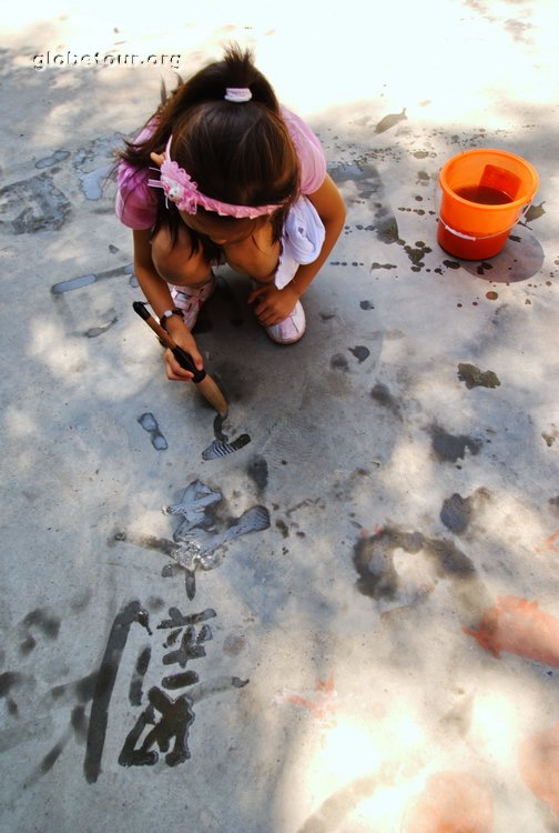 China, Xining, children practising chinesse caracters