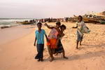 Mauritania,+Nouakchott,+puerto+de+la+pesca,+peleandose+para+aparecer+en+la+fot