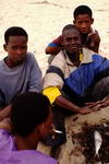 Mauritania,+Nouakchott,+cocinando+un+pez+a+la+playa