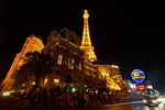 US,+Las+Vegas,+Paris+Hotel+Casino,+people+waiting+for+fire+work.