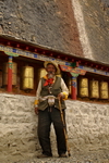 Tibet,+Sakya,+old+man+in+frond+of+monastery+in+mountain