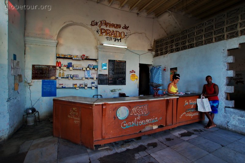 Cuba, Cienfuegos, típica tienda sin casi productos